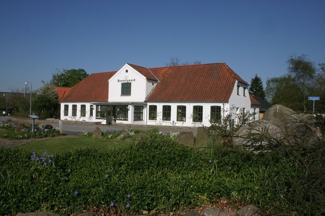 Midt i den lille sønderjyske landsby Københoved, tæt ved den gamle Kongeågrænse, lige langt fra Rødding og Askov, ligger Bennetgaard. Denne 81-årige selvejende institution har sin helt egen særprægede nationale baggrundshistorie og funktion, en funktion der ikke har ændret sig væsentligt siden oprettelsen af ferie og rekreationshjemmet i 1936.

Bennetgaard er et ferie og rekreationshjem for ældre fra det danske mindretal i Sydslesvig. Alle der får et ophold, visiteres af Dansk Sundhedstjeneste i Flensborg. Opholdet har en varighed på 11 dage. Pensionister i Tyskland har meget mindre til rådighed end pensionister i Danmark, da begrebet folkepension ikke eksisterer der. Dog betaler alle brugere et beløb til opholdet. Hvert år er der cirka 130 ældre der visiteres til et ophold. Der gennemføres 10-11 hold pr. år.  Bennetgaard har i 2017 åbent fra marts til og med december måned.